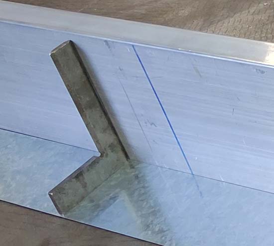 當鋁型材被拉伸彎曲時，中性層外的金屬受到拉應力而伸長，那么工業(yè)鋁型材拉彎時會出現(xiàn)哪些問題？