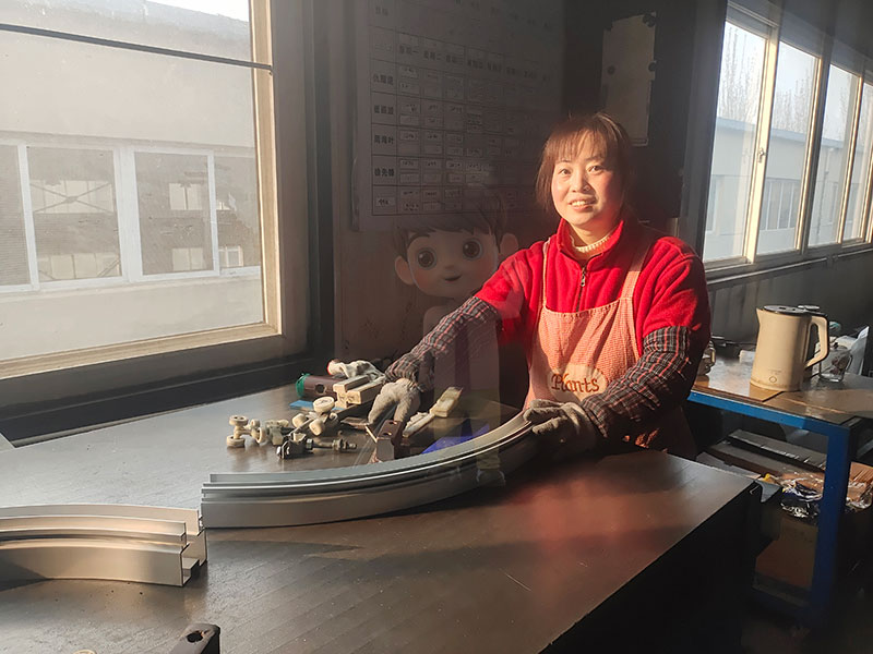 北京盛達(dá)偉業(yè)型材拉彎廠“三八”婦女節(jié)：致敬最美“她”身影