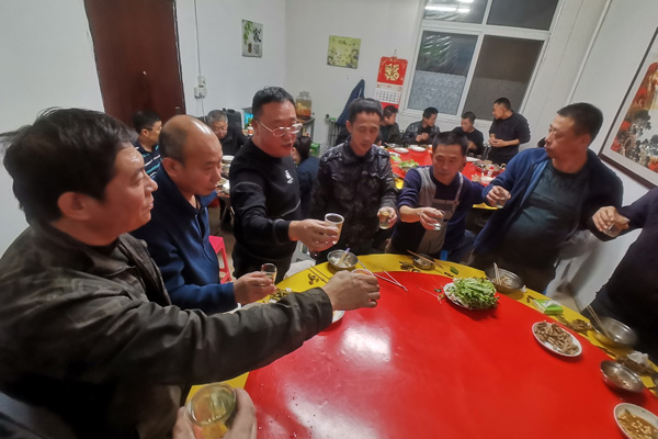 盛達(dá)科技冬季關(guān)懷：發(fā)放勞動(dòng)保護(hù)用品與聚餐活動(dòng)的雙重溫暖