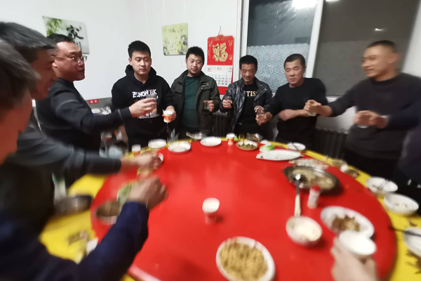 盛達(dá)科技冬季關(guān)懷：發(fā)放勞動(dòng)保護(hù)用品與聚餐活動(dòng)的雙重溫暖