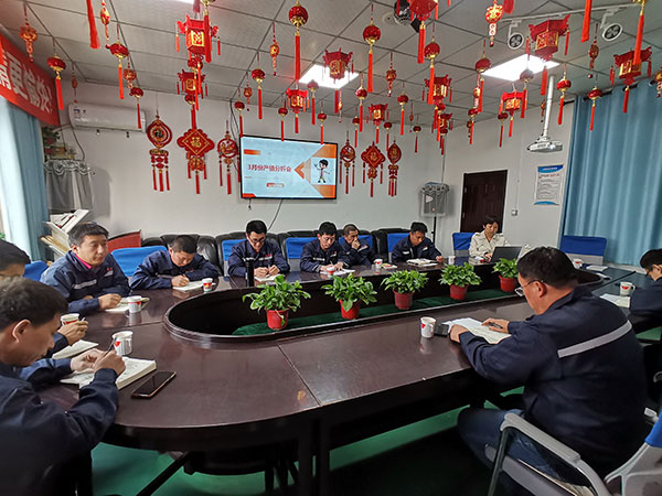 北京拉彎廠召開三月份月度產(chǎn)值分析會