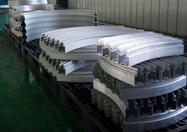 地鐵車廂車頂彎梁拉彎技術(shù)難點(diǎn)分析